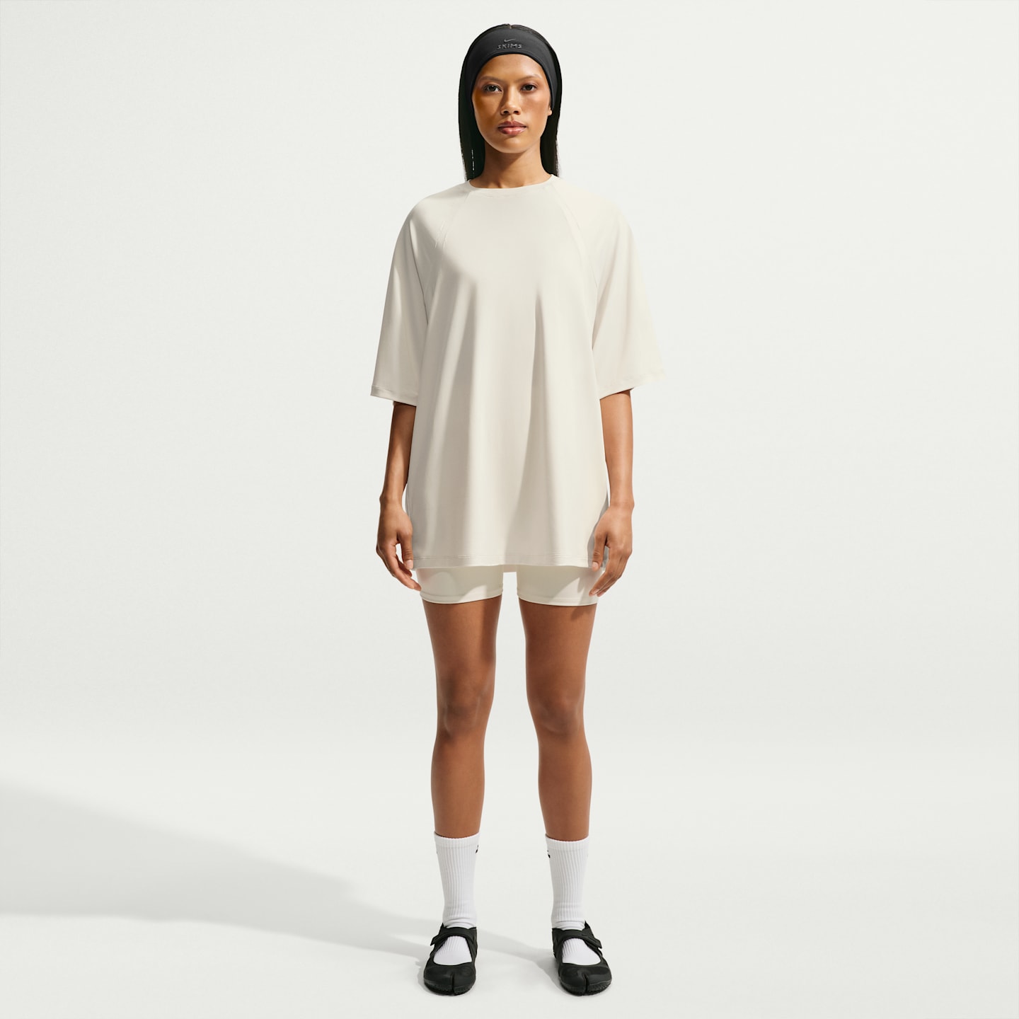 Женские футболки Nike NikeSKIMS Airy Women's Oversized T-Shirt — фото 4