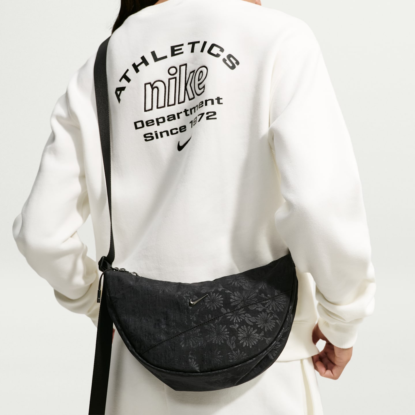 Мужские сумки Nike Aura Floral Crescent Crossbody (4L) — фото 1