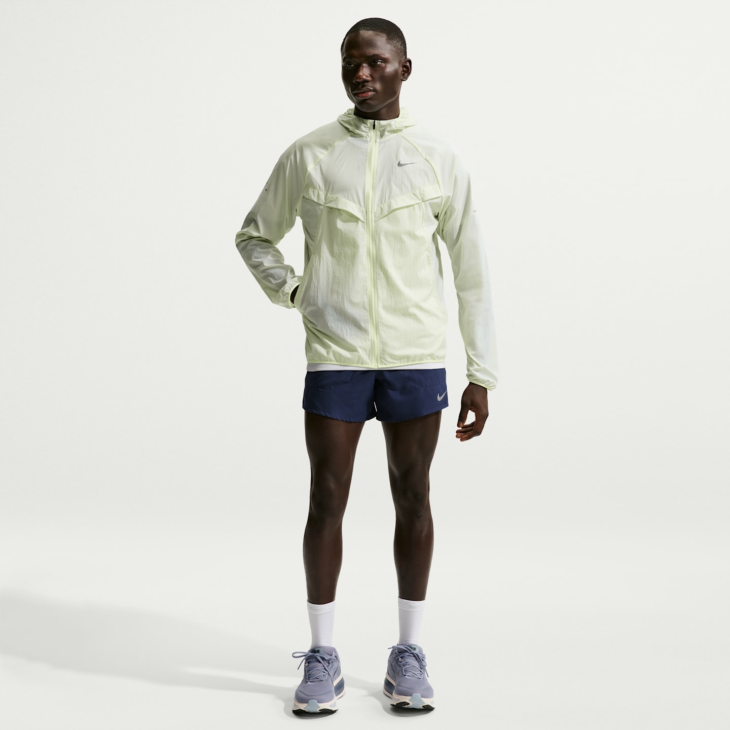 Мужские куртки Nike Stride Men's Repel UV Running Jacket — фото 4