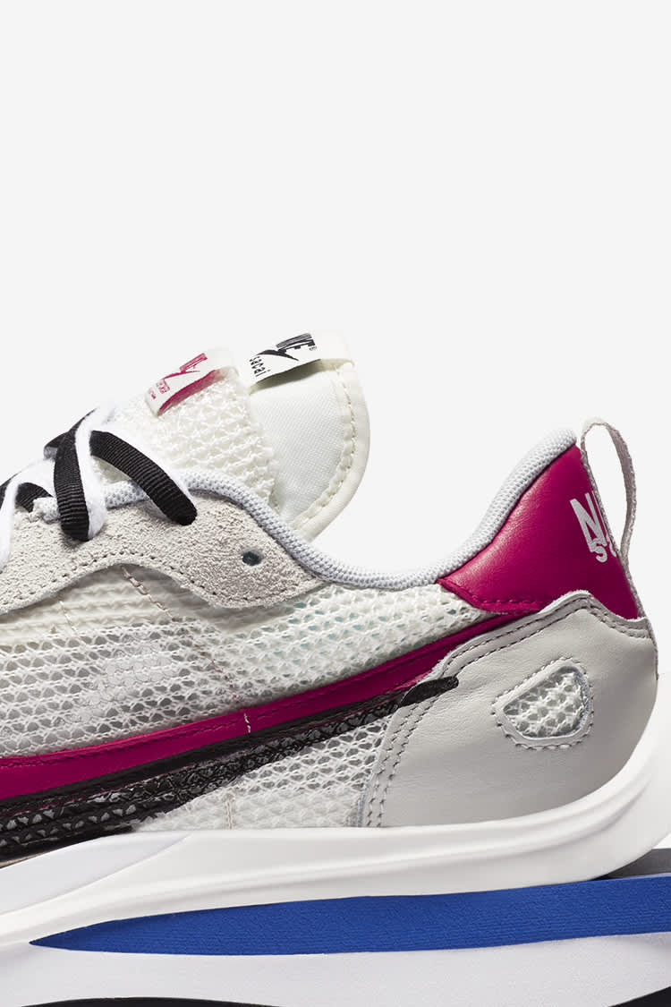 nike sacai vaporwaffle sport fuchsia