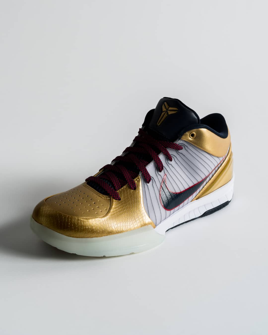 Kobe Vault: Kobe IV 'Metallic Gold and Dark Obsidian' . Nike SNKRS