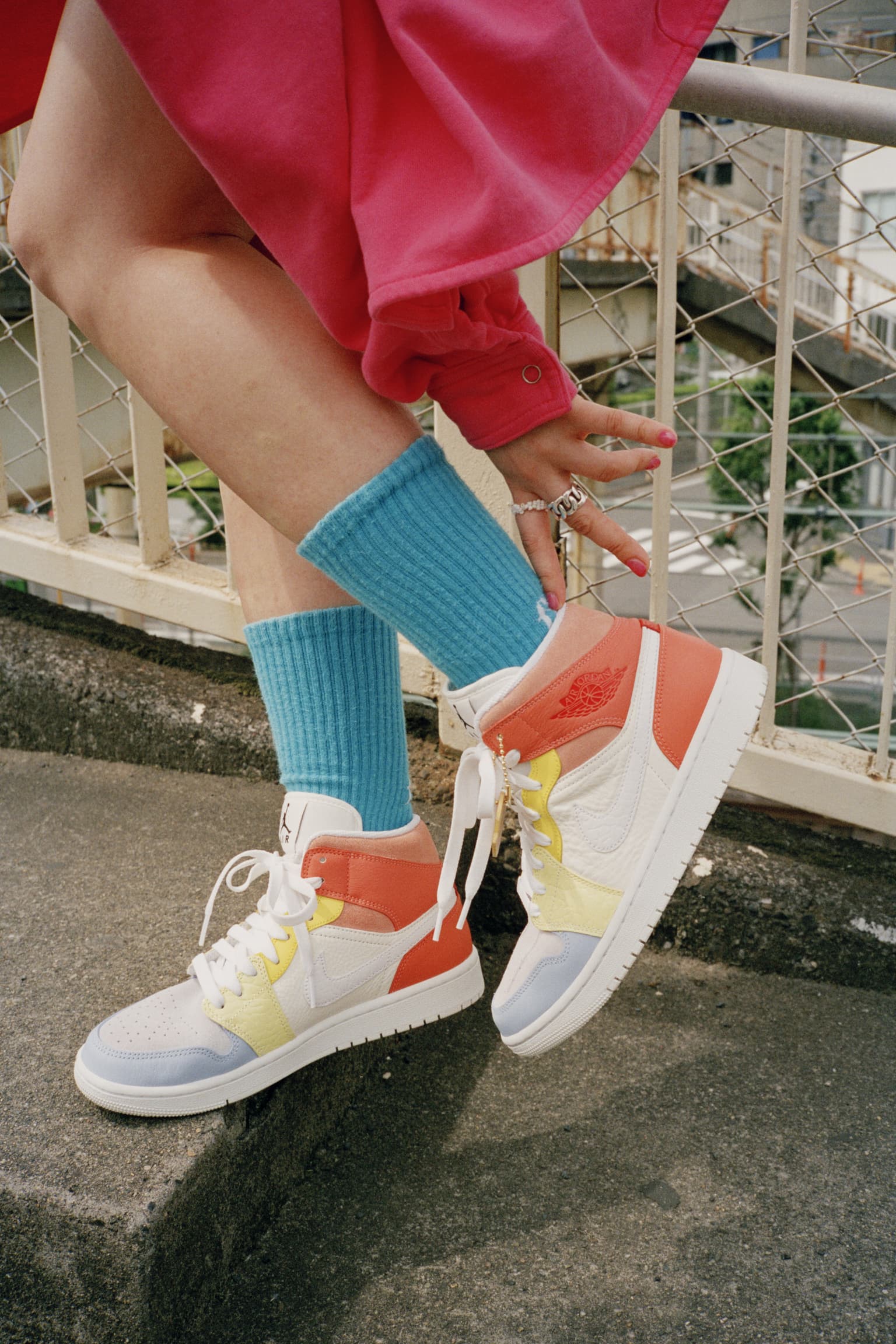 Nike公式 レディース エア ジョーダン 1 Mid To My First Coach Dj6908 100 Wmns Aj 1 Mid Nike Snkrs Jp