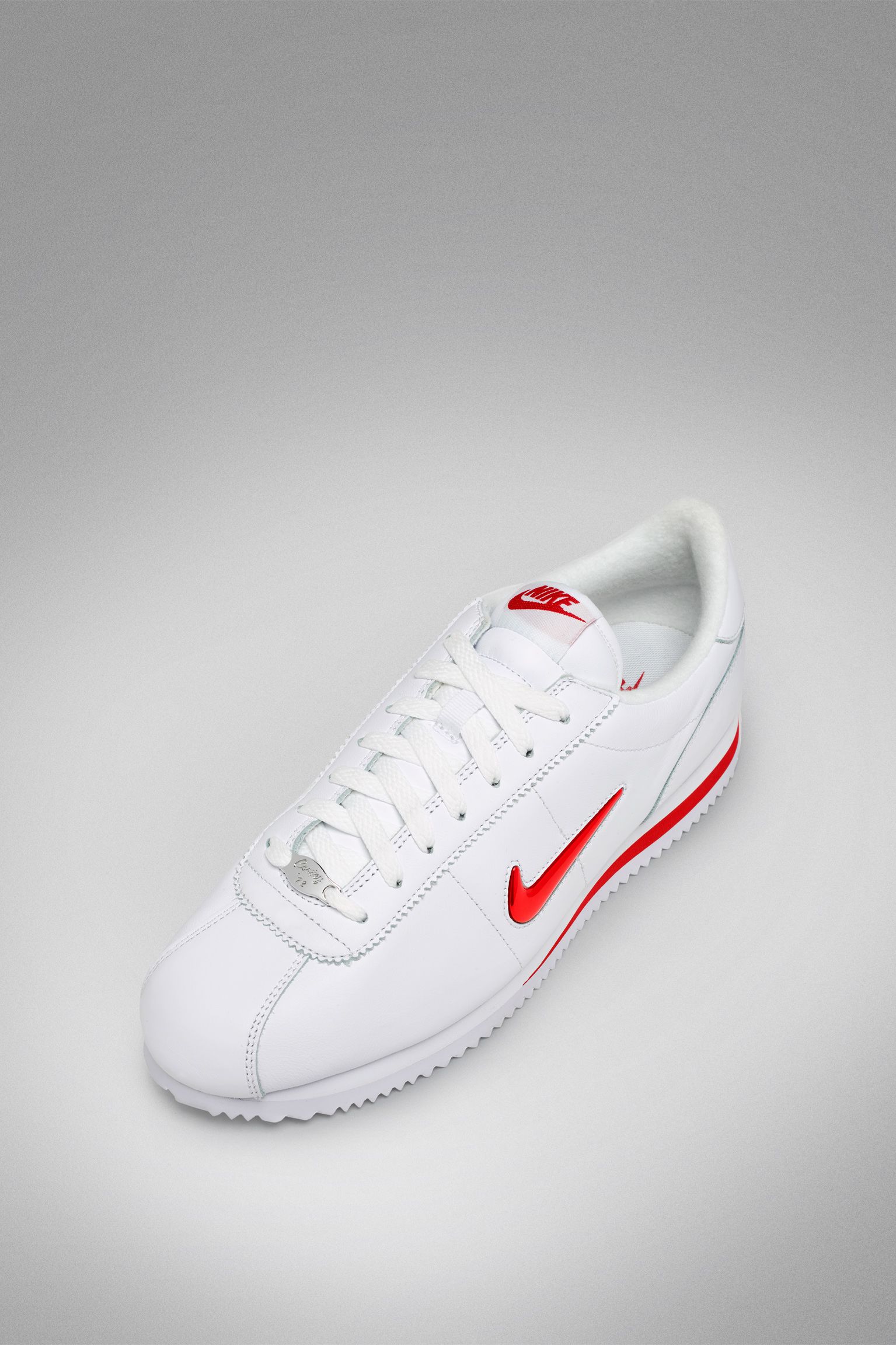 giro temerario Iluminar Fecha de lanzamiento de las Nike Cortez Jewel "White & University Red". Nike  SNKRS ES