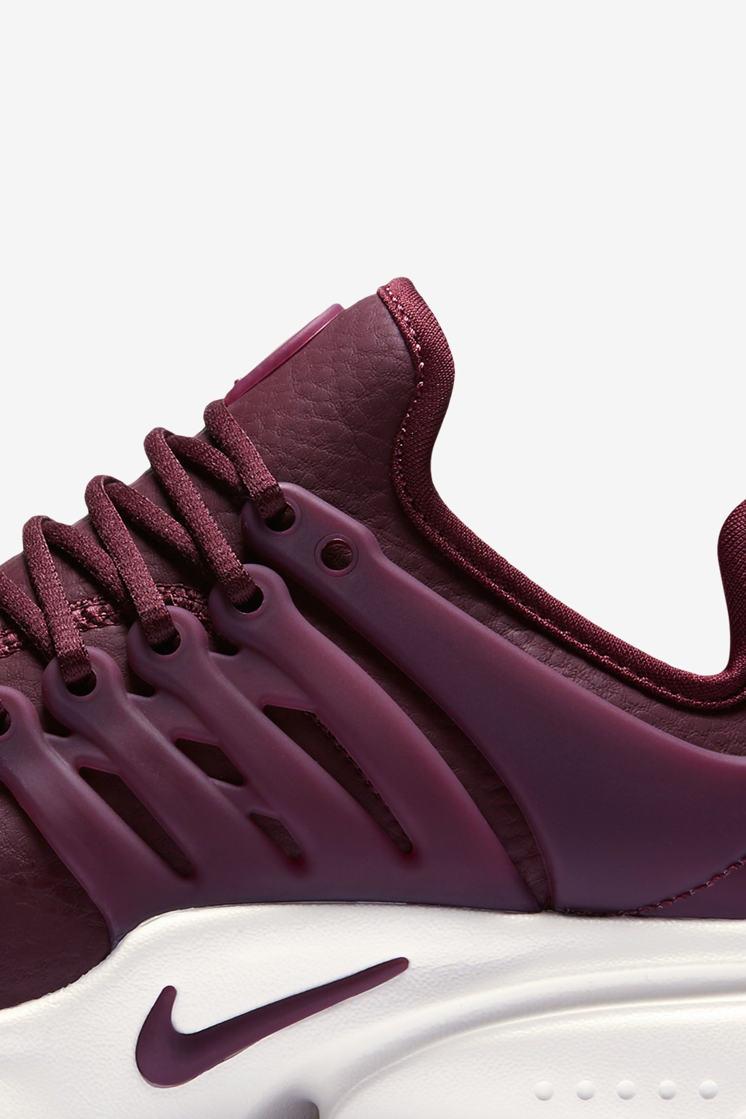 maroon nike presto