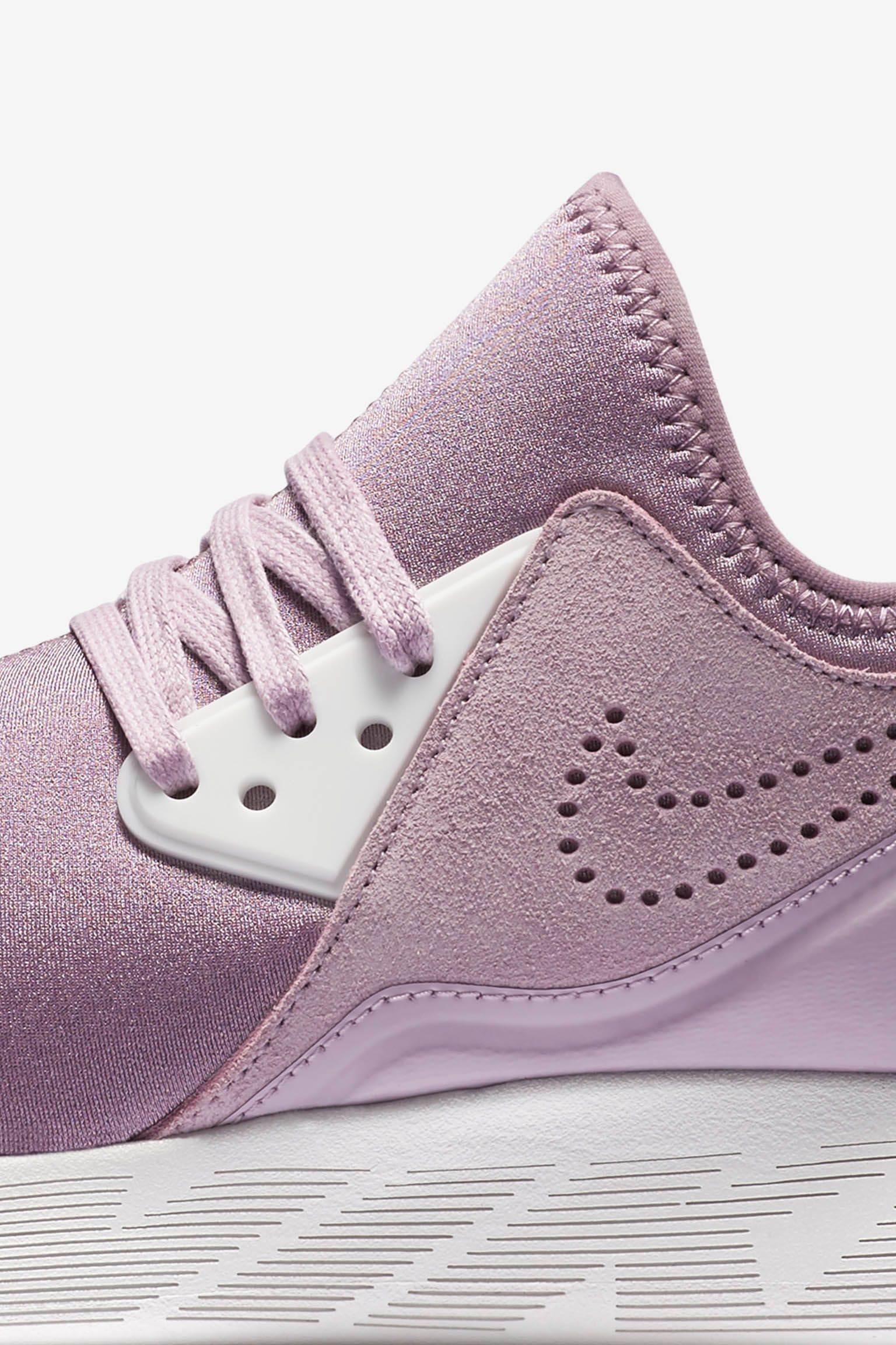 Fresco Mujer hermosa textura Nike LunarCharge Premium "Iced Lilac" para mujer. Nike SNKRS ES