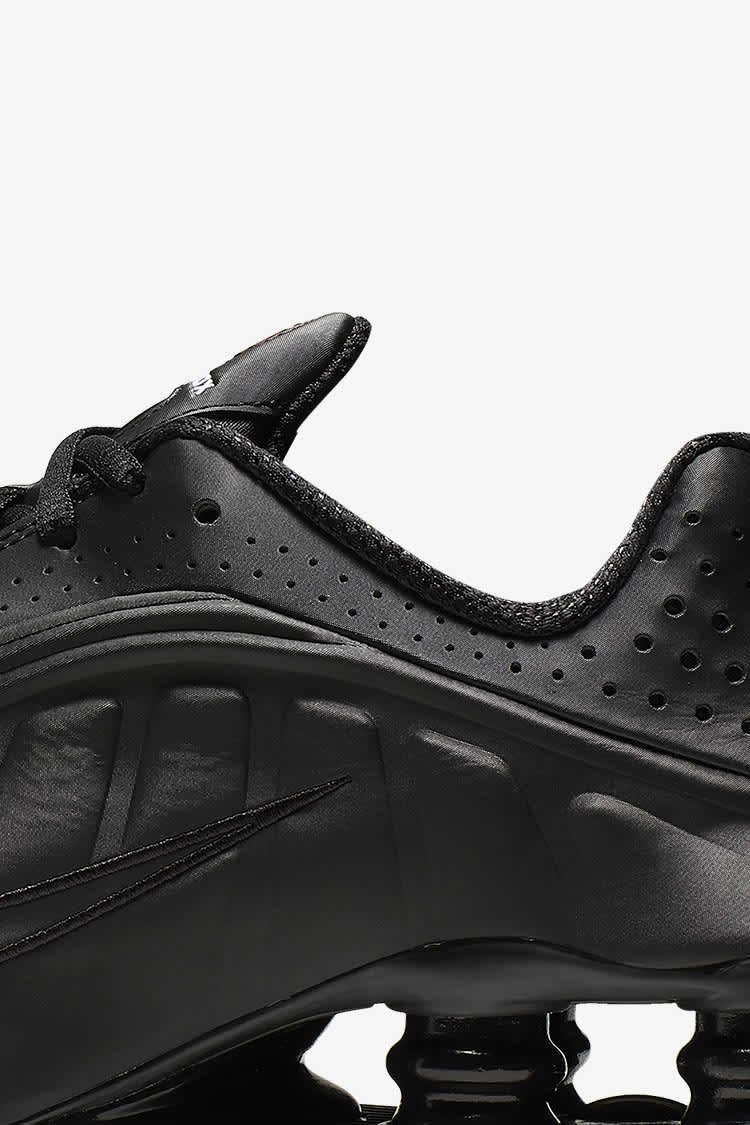 Shox R4 'Black' (AR3565-004) Release Date. Nike SNKRS