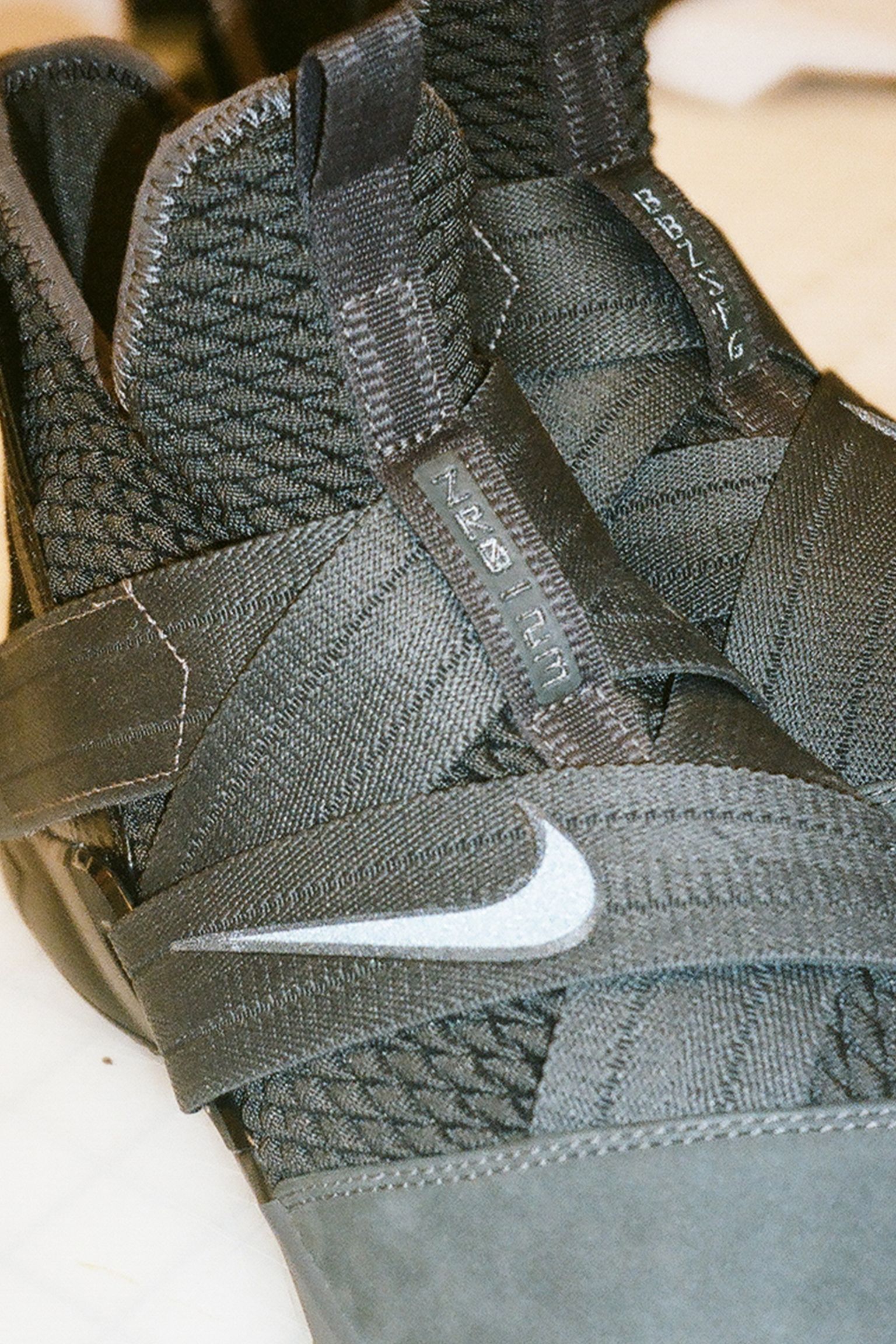 legumbres Aclarar fuga de la prisión Behind The Design: LeBron Soldier 12 'Dark 23'. Nike SNKRS PT