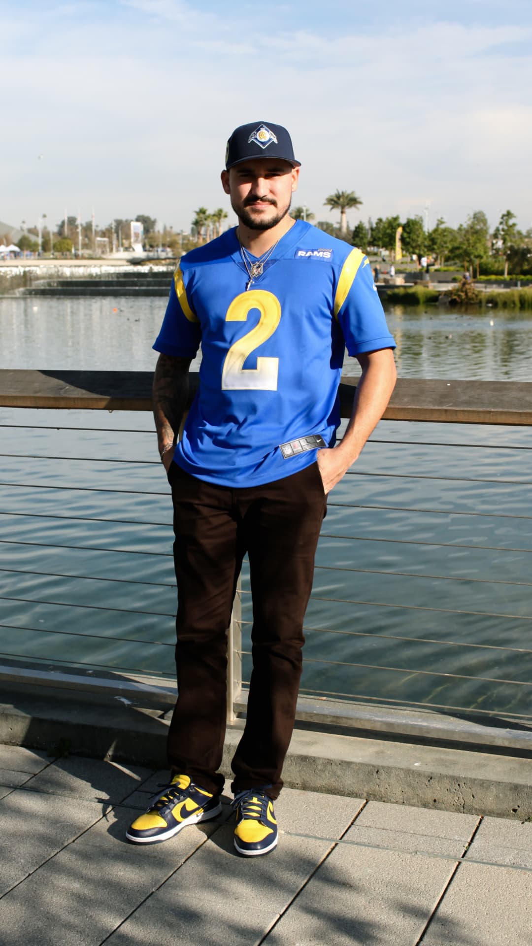 【NIKE公式】Street SNKRS：シアトル・シーホークス vs ロサンゼルス・ラムズ