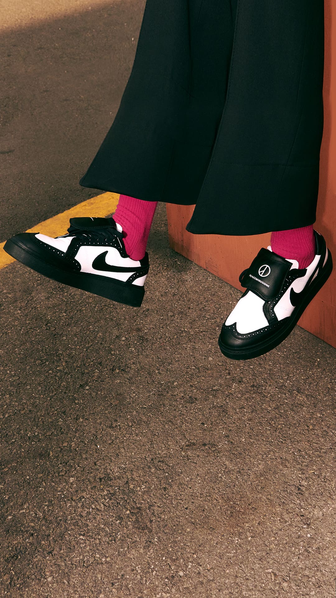 SNKRS-stil: Nike Kwondo 1 x PEACEMINUSONE