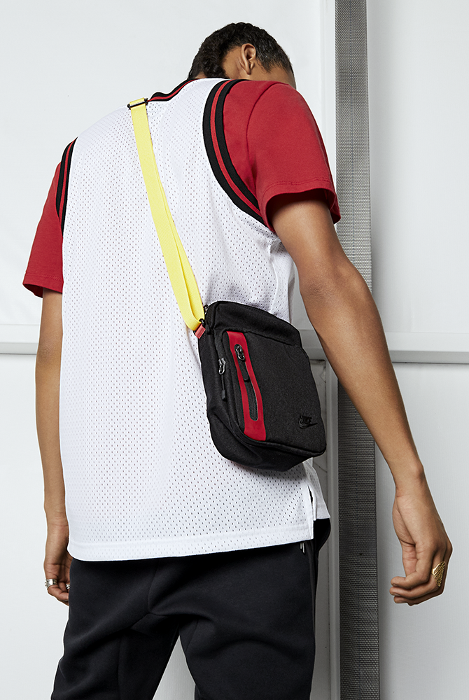 Nike Tech Cross-Body Bag (4L).