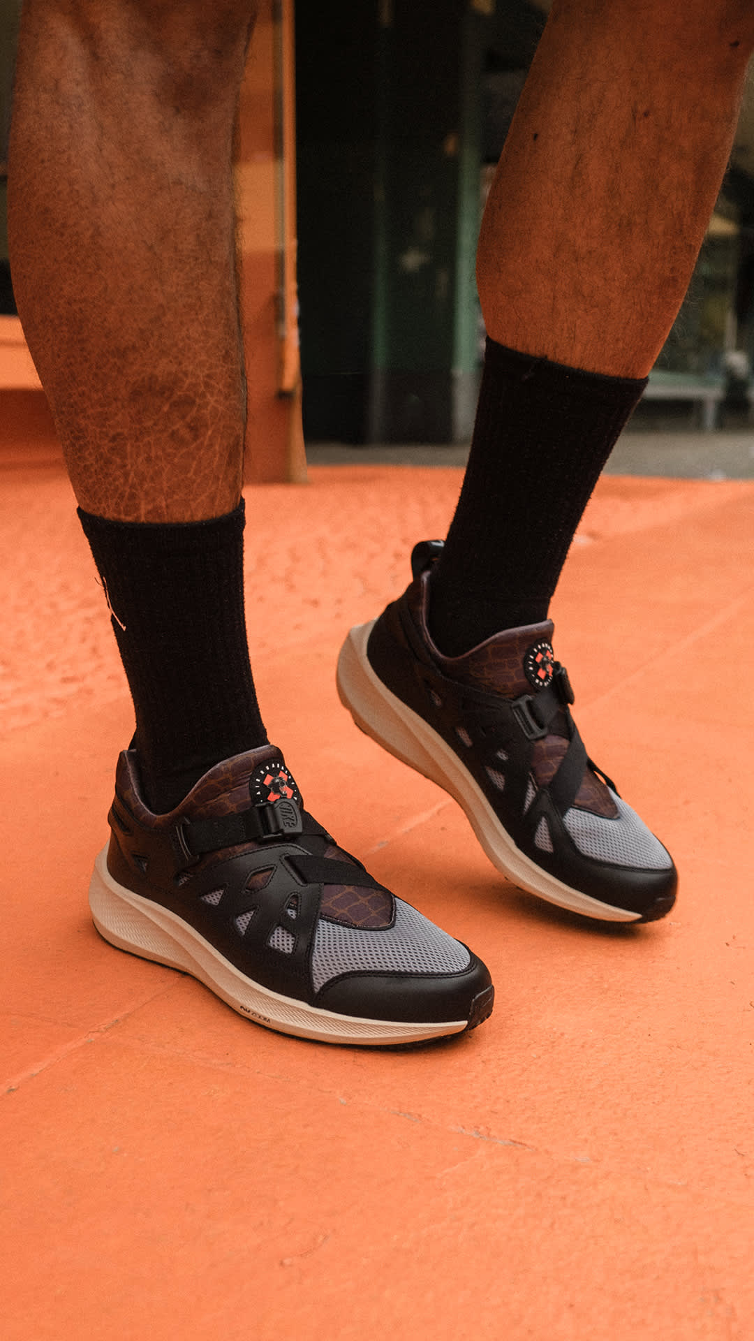 Street SNKRS – Nike x Patta Running Team: Crew Love.