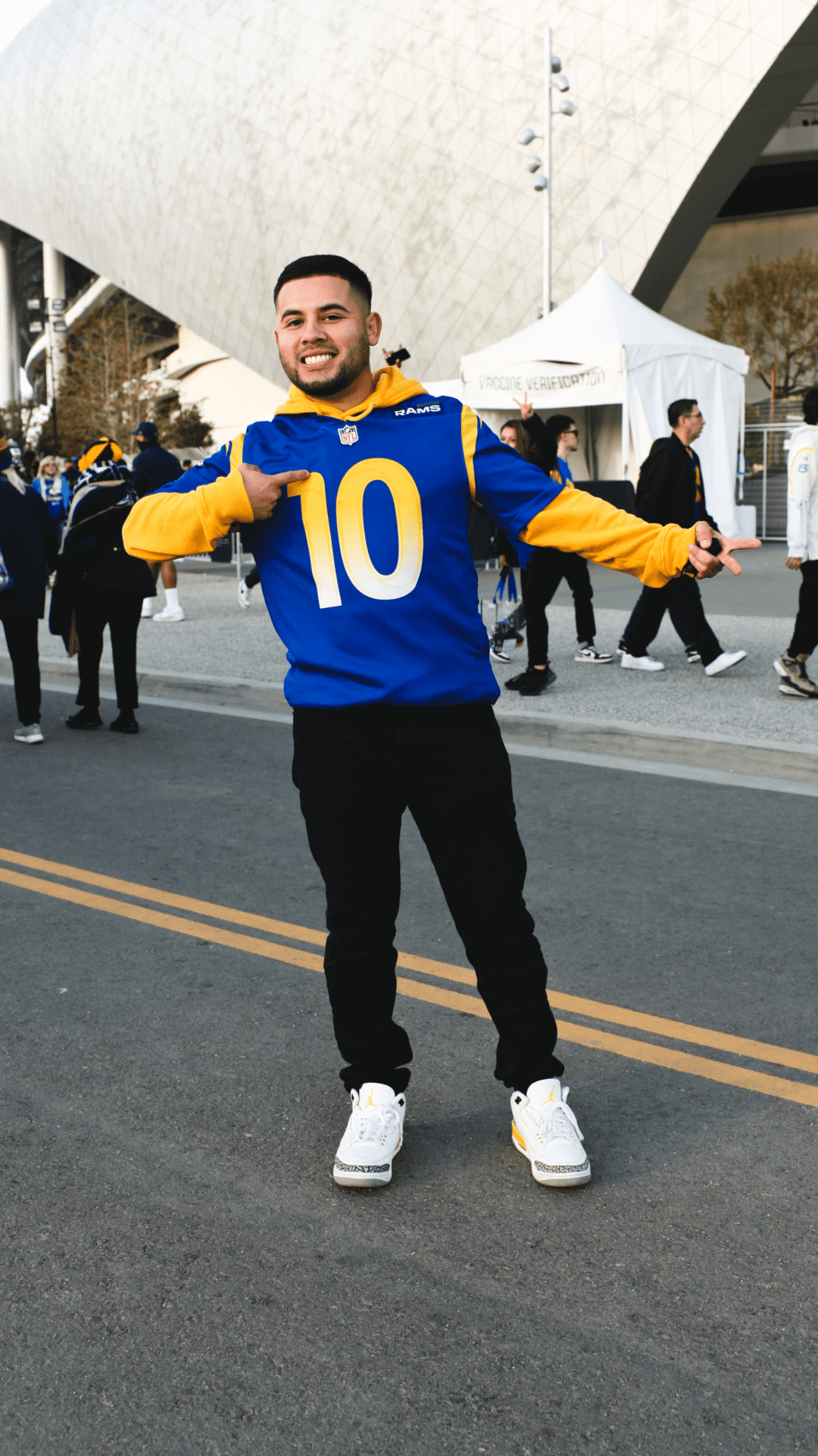 【NIKE公式】Street SNKRS：シアトル・シーホークス vs ロサンゼルス・ラムズ