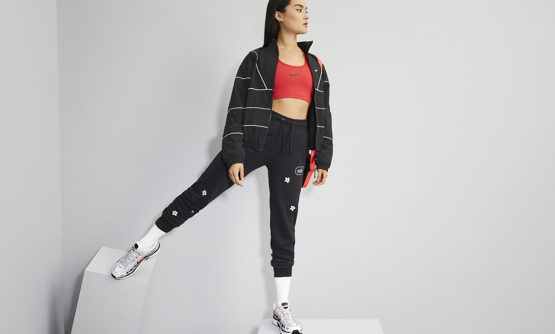 Nike Sportswear Women's Embroidered Fleece Trousers. Nike PH