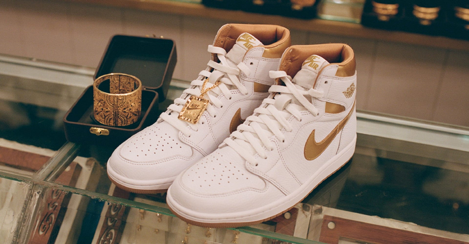 Jordan retro 1 on sale gold and white