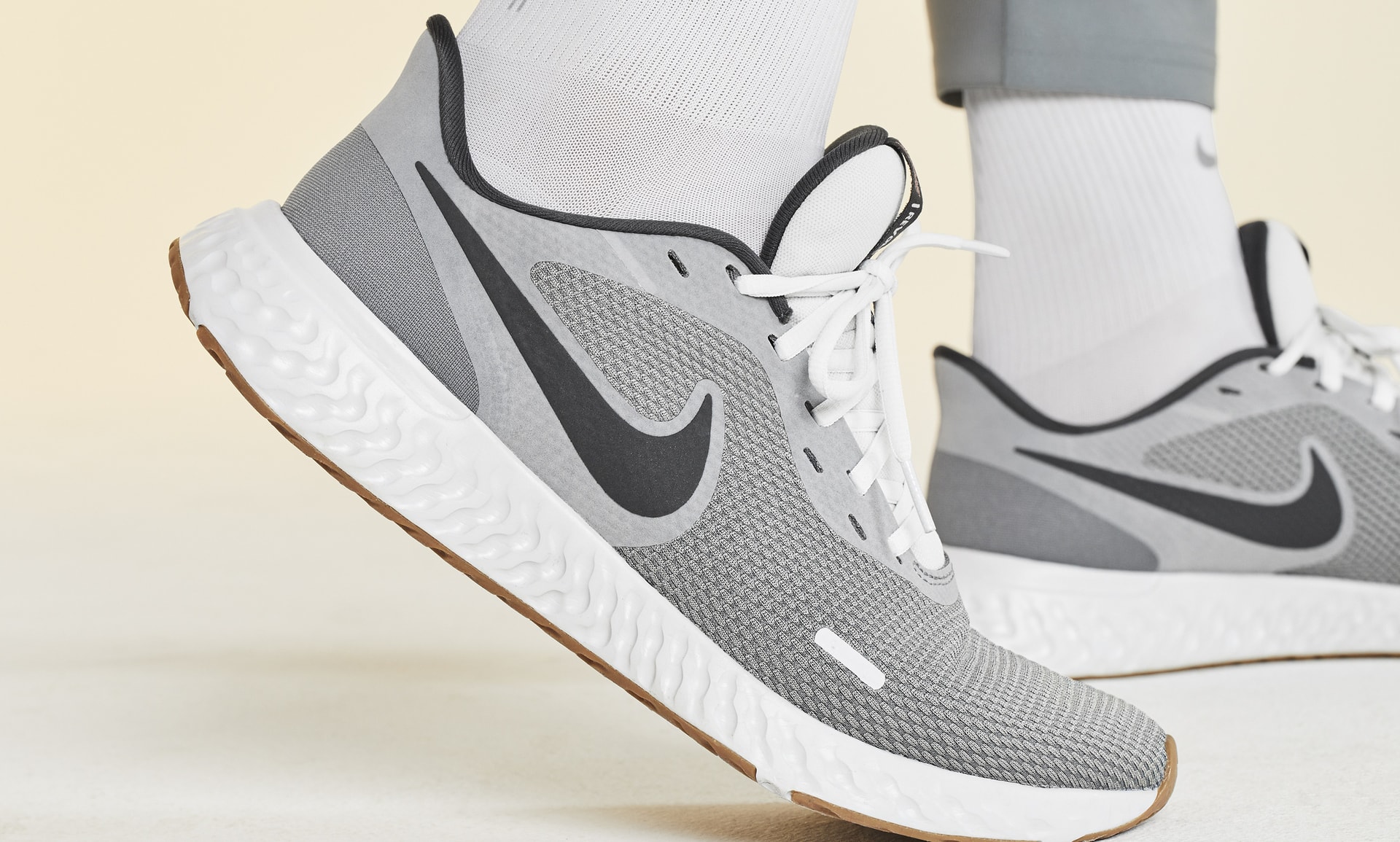 nike revolution 5 gray