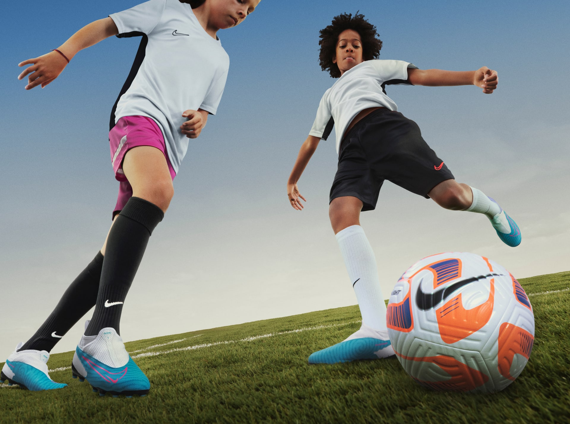 Nike Jr. Phantom GX Academy Older Kids' Multi-Ground Football Boot