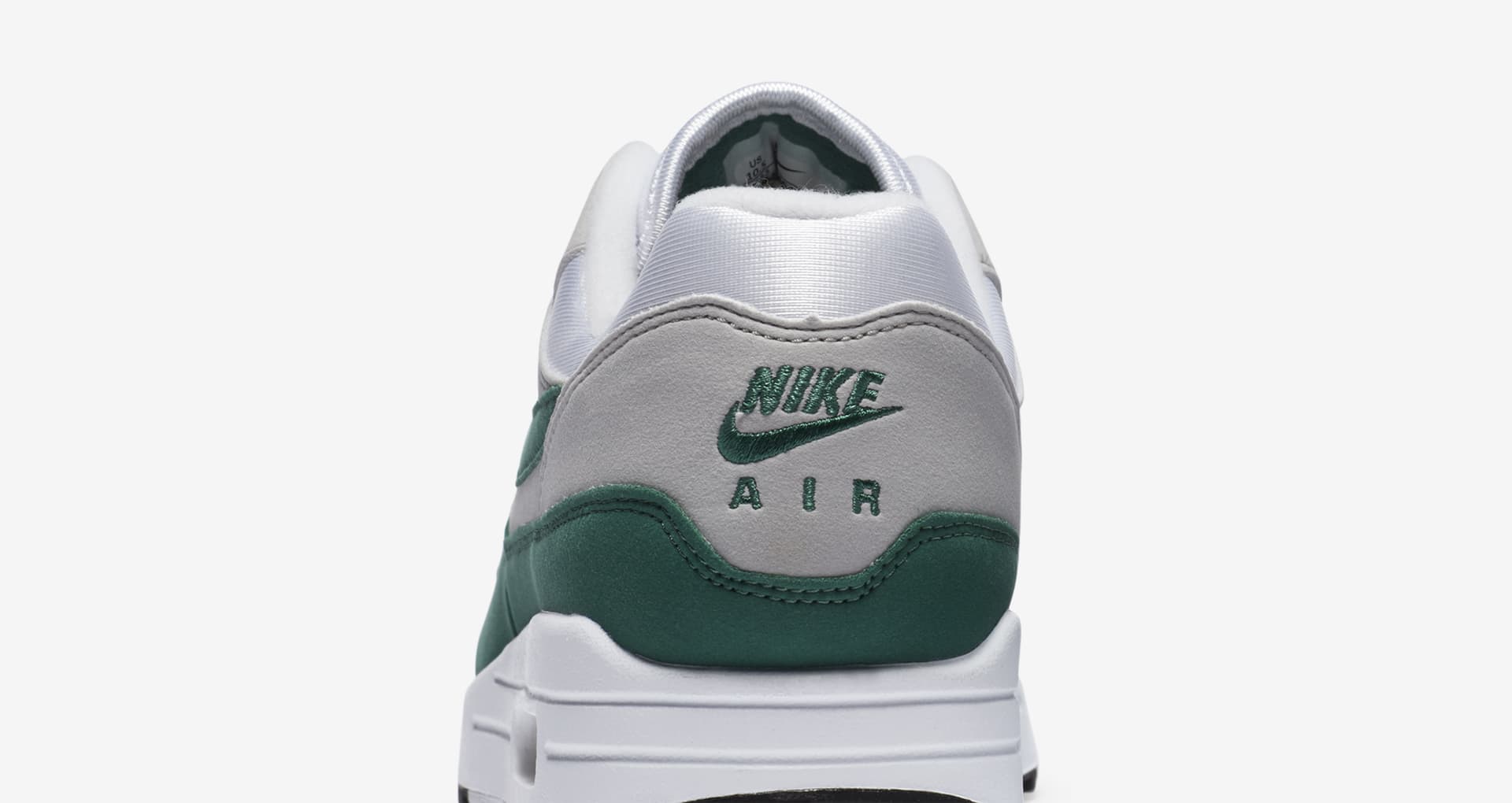 nike evergreen aura