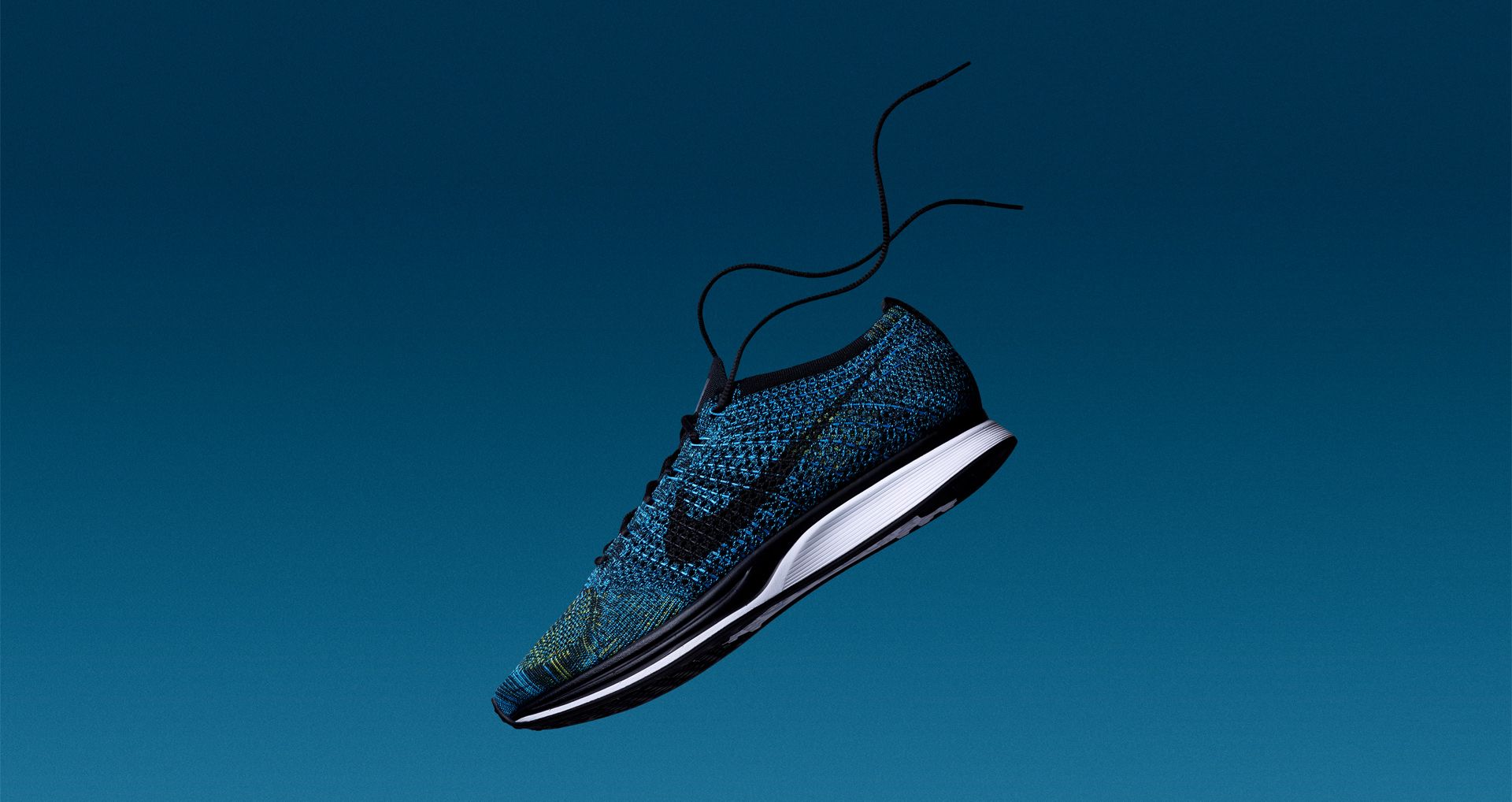 Черно синие найки. Nike Flyknit подошва. Nike Blue Racer. Nike Flyknit PNG. Кроссовки на голубом фоне.