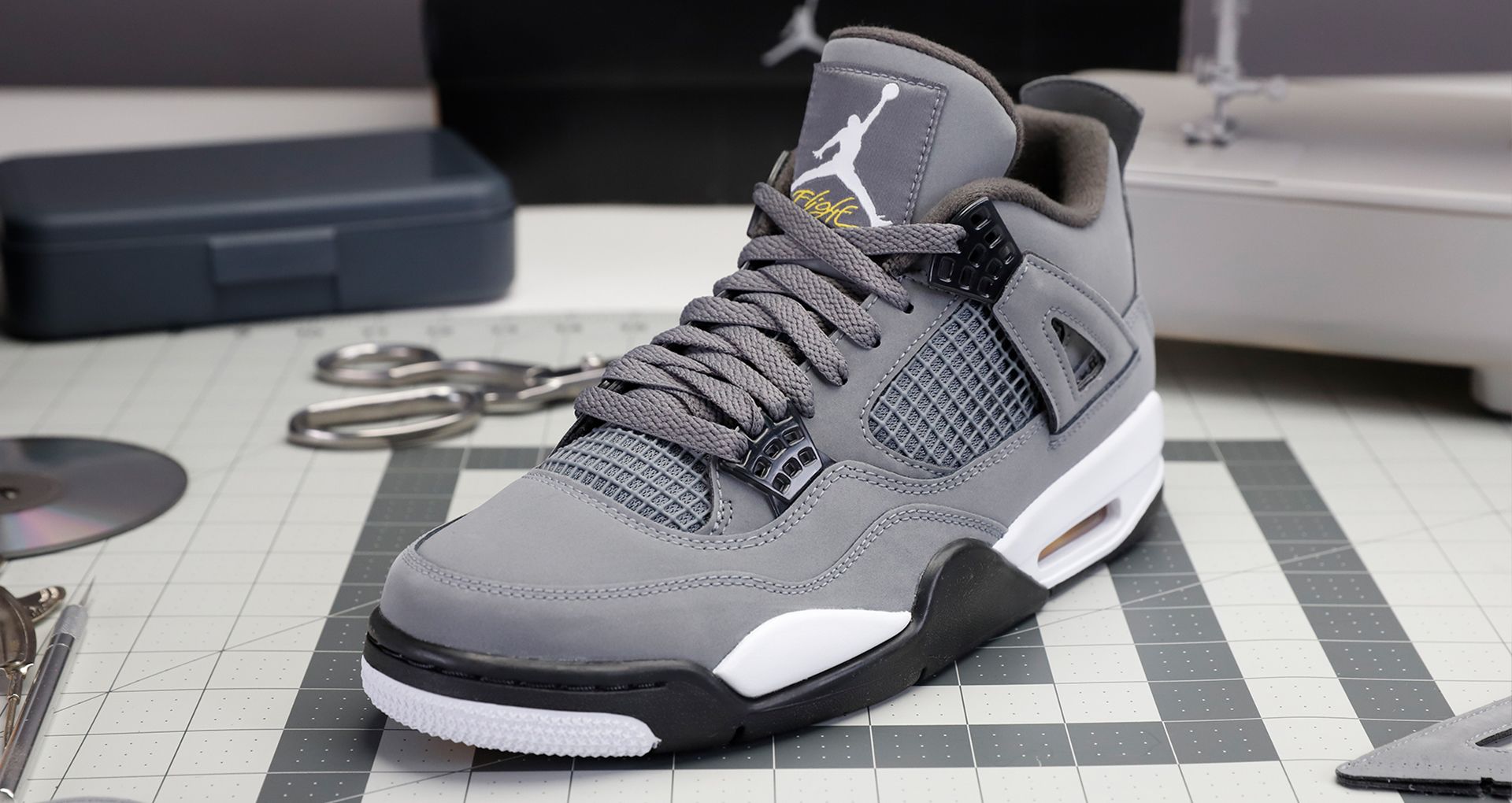 Brandneu Air Jordan IV 'Cool Grey'. Nike SNKRS AT