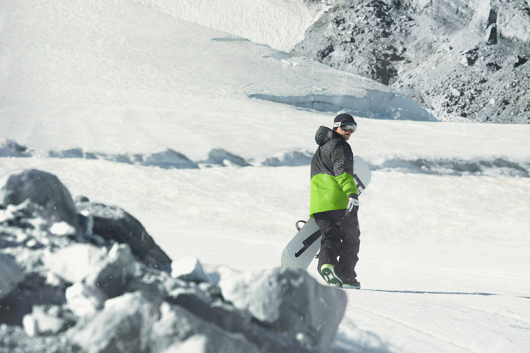 Die besten Geschenkideen für Skifahrer:innen und Snowboarder:innen