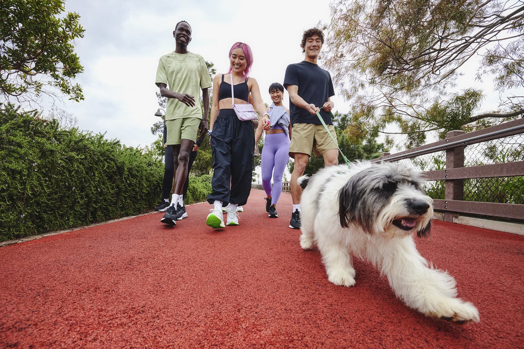 I cinque incredibili benefici di camminare tutti i giorni, secondo le esperte