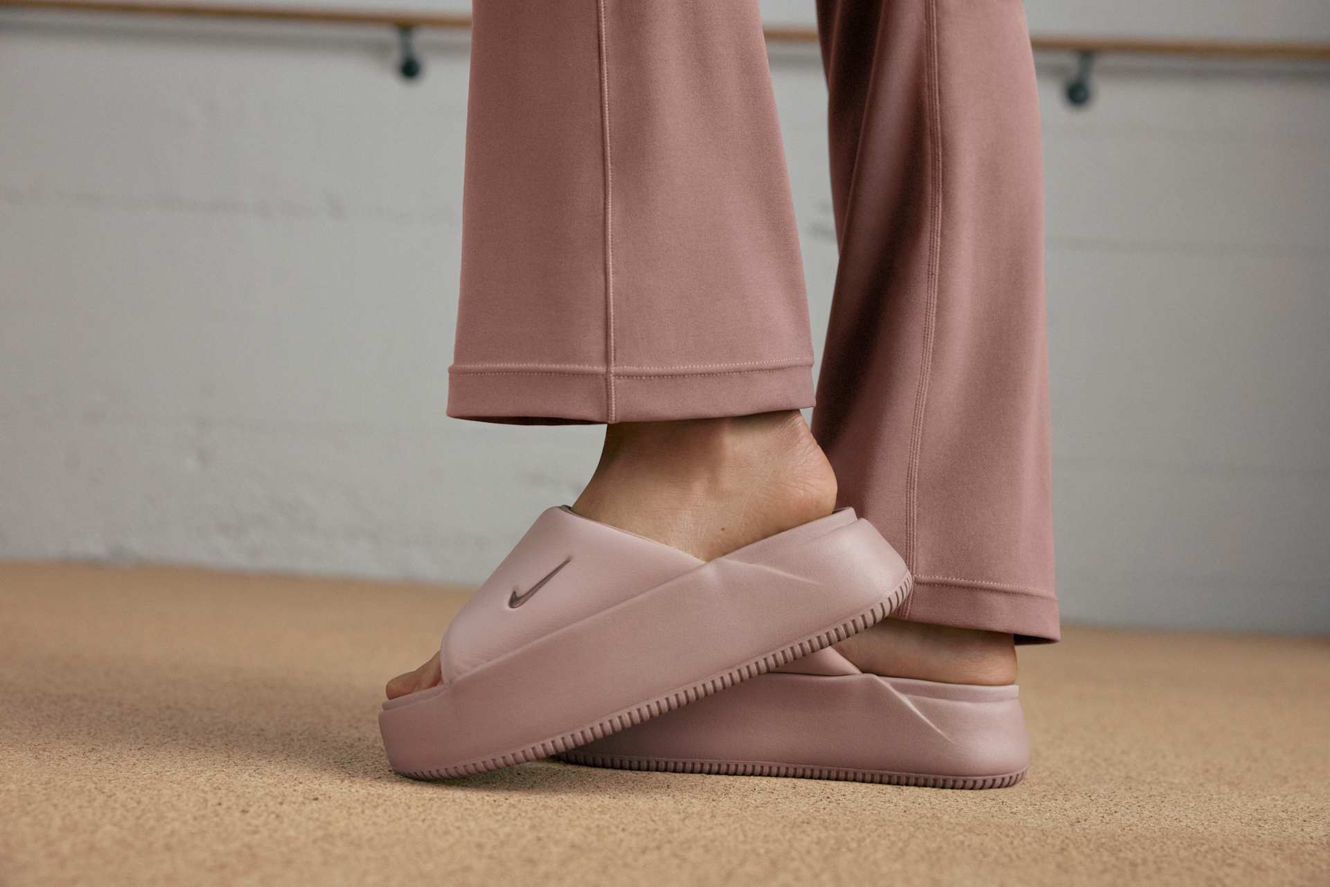 Nike Calm Elevation Slide HJ5601-100 25㎝ jp_epdp_hj5601.jpg