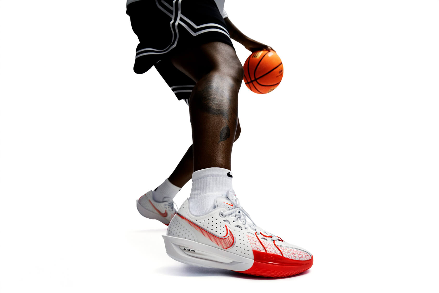 Nikeが革新的なZoomXフォームテクノロジーをバスケットボールギアに取り入れたシューズ、G.T. カット 3をリリース