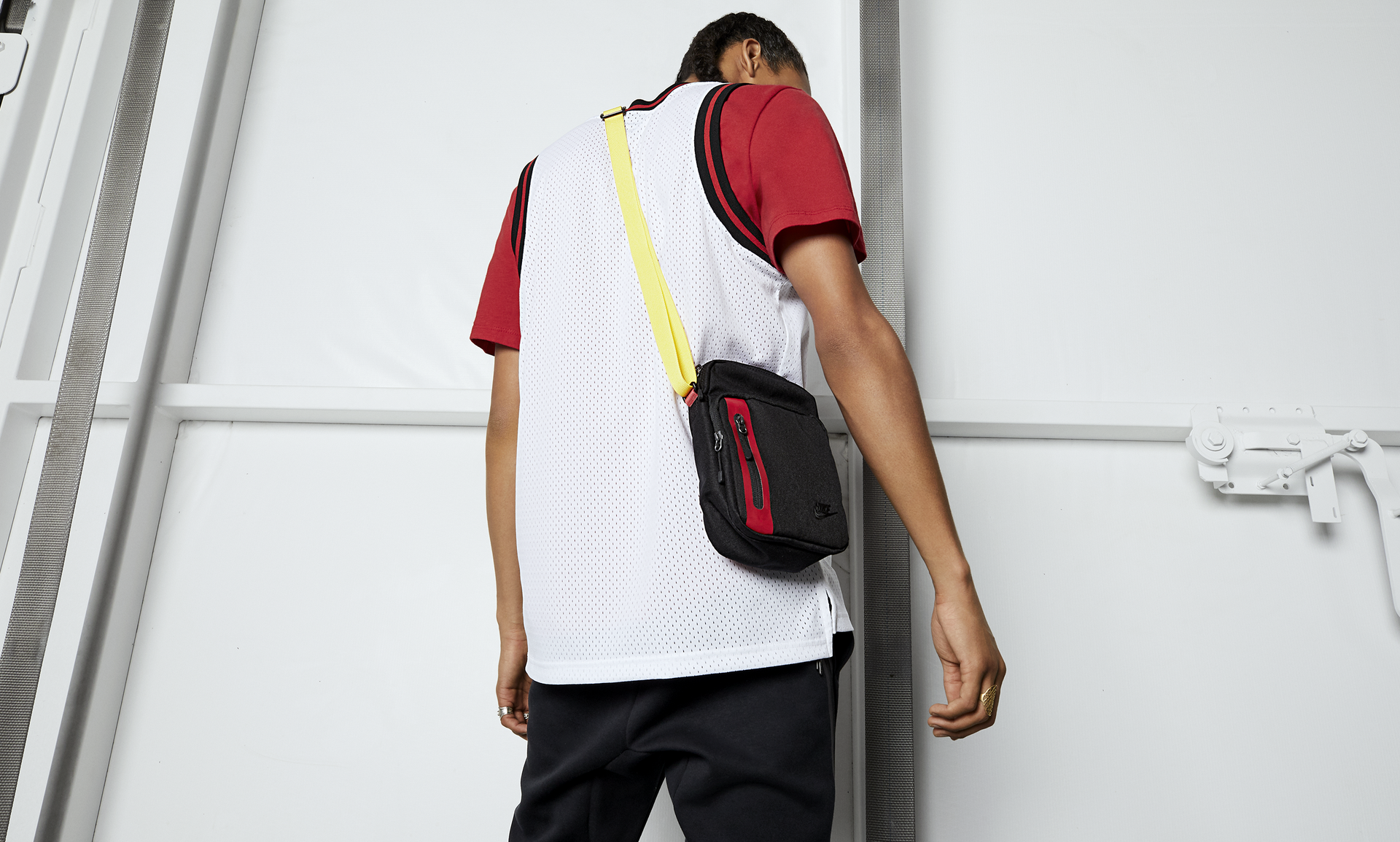 Nike Tech Cross-Body Bag (4L)