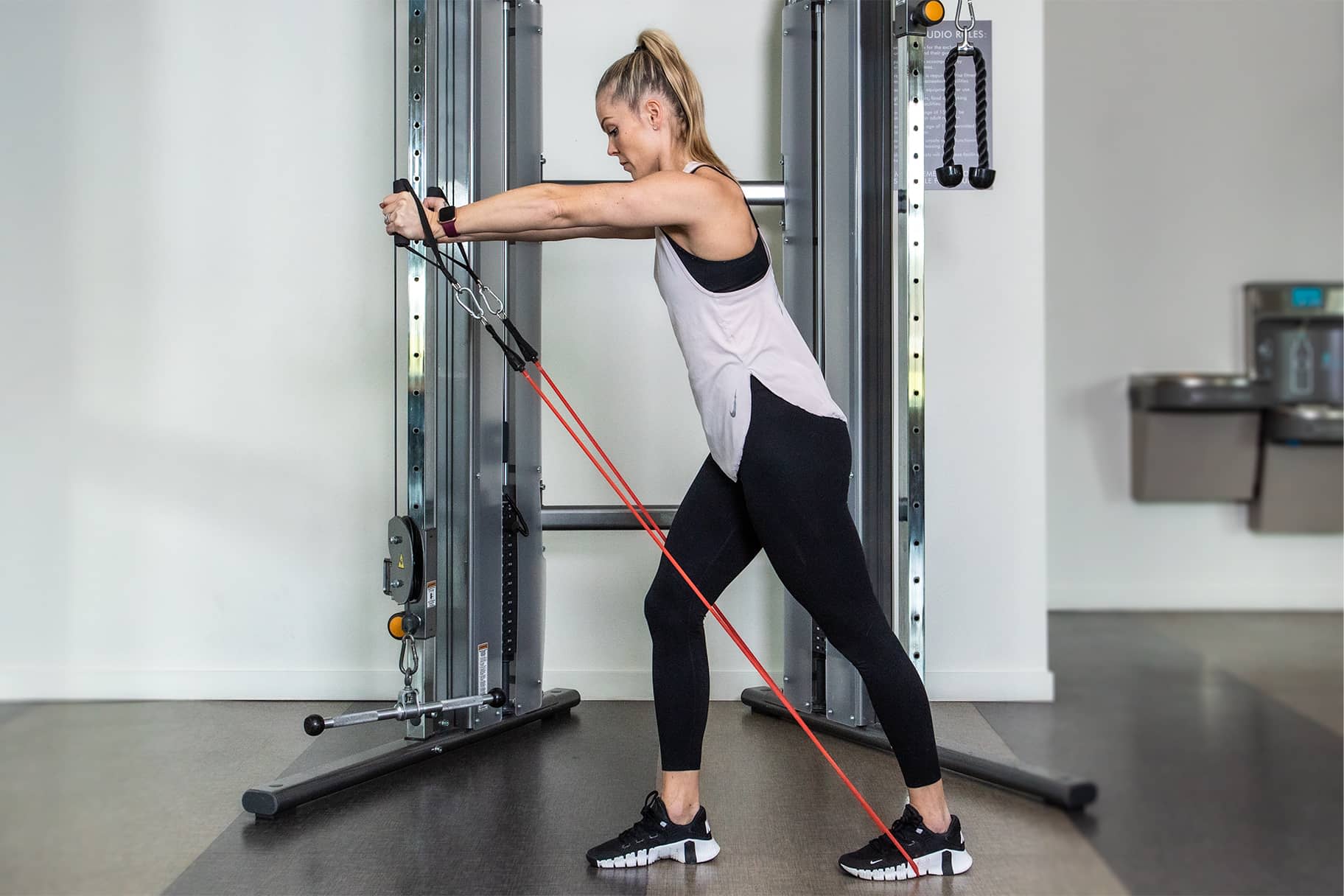 forhøjet billede avis The Top 7 Resistance Band Chest Exercises, According to Trainers. Nike SI