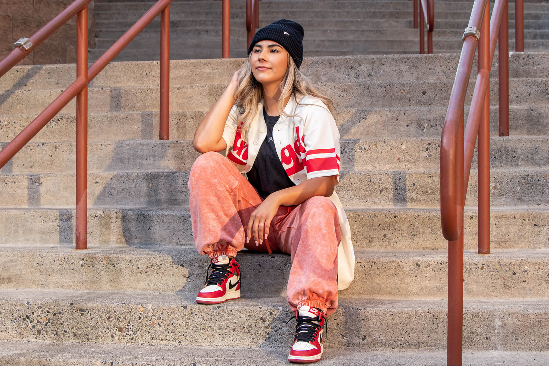 5 coole Outfits mit Beanies von Nike