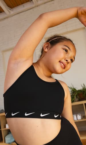 NIKE Girls' Swoosh Extended Size Medium Support Sports Bra DB3709 010- Sz  S+ New