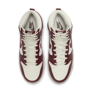 วันเปิดตัว Dunk High “Team Red” ผู้หญิง