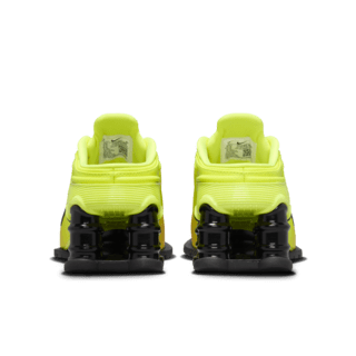 Date de sortie de la Shox MR4 x Martine Rose « Safety Orange » (DQ2401-800) 