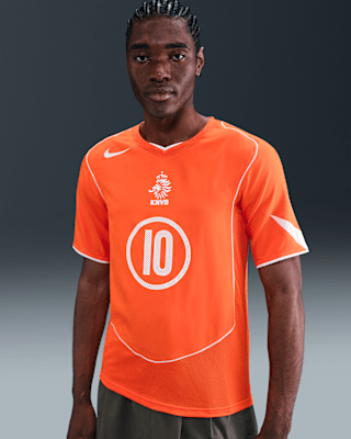 【NIKE公式】Netherlands 2004 Total 90 Reissue Apparel Collection