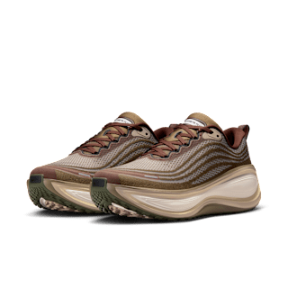 【NIKE公式】ボメロ プラス 'Caldera Brown and Dark Field Brown' (IO4482-001/NIKE VOMERO PLUS QS)