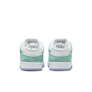 【NIKE公式】ナイキ SB x エイプリル スケートボード ダンク LOW プロ 'White and Multi-Color' (FD2562-400 / SB DUNK LOW PRO QS APR)