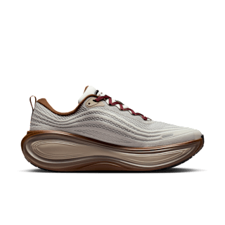 【NIKE公式】ボメロ プラス 'Sail and Baroque Brown' (IO4482-100/NIKE VOMERO PLUS QS)