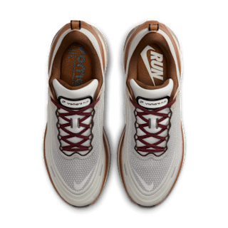 Fecha de lanzamiento de los Vomero Plus "Sail and Baroque Brown" (IO4482-100)