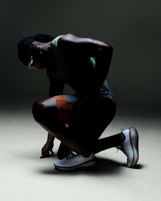 Releasedatum för Vomero Plus "Sail and Baroque Brown" (IO4482-100)