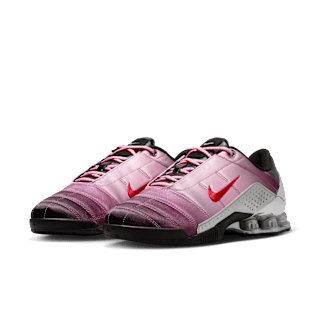 【NIKE公式】レディース トータル 90 ショックス マジア x フォーゲットミーノッツ 'Shy Pink and University Red' (IQ5683-601) 発売日