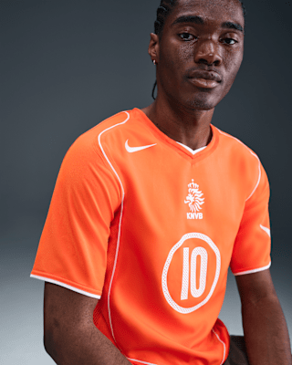 【NIKE公式】Netherlands 2004 Total 90 Reissue Apparel Collection