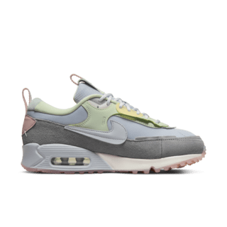 【NIKE公式】レディース ナイキ エア マックス 90 フューチュラ 'Sky Grey' (DM9922-001 / W AIR MAX 90 FUTURA)