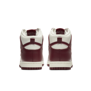 วันเปิดตัว Dunk High “Team Red” ผู้หญิง