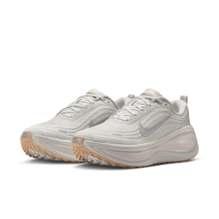 Releasedatum för Vomero Plus "Vast Grey and Metallic Silver" (IO4323-001)