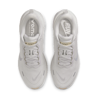 Releasedatum för Vomero Plus "Vast Grey and Metallic Silver" (IO4323-001)