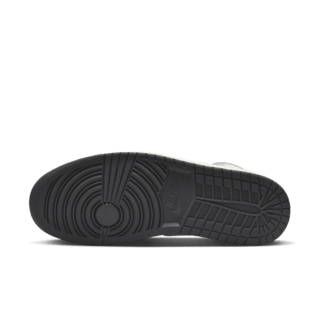 Air Jordan 1 'Black and Smoke Grey' (DZ5485-051) 發售日期 