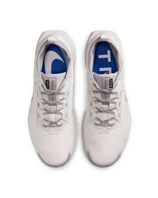 Fecha de lanzamiento de los ReactX Pegasus Trail 5 GORE-TEX "Summit White and College Grey" (HQ7494-100) 