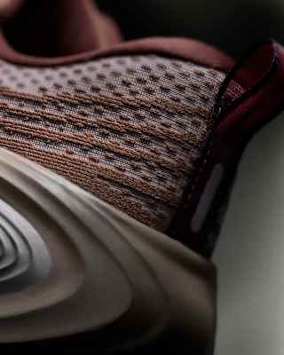 Releasedatum för Vomero Plus "Sail and Baroque Brown" (IO4482-100)