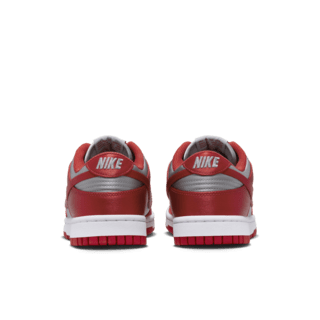 วันเปิดตัว Dunk Low "Varsity Red and Medium Grey" ผู้หญิง (DX5931-001)