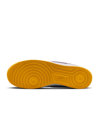 【NIKE公式】エア フォース 1 LOW x コービー 'Varsity Maize and Varsity Purple' (FZ1151-100 / AF 1 LOW RETRO QS KB)